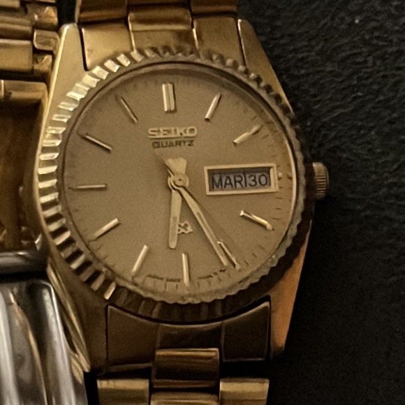 Seiko Accessories - Vintage SEIKO ladies gold tone quartz watch with month/day